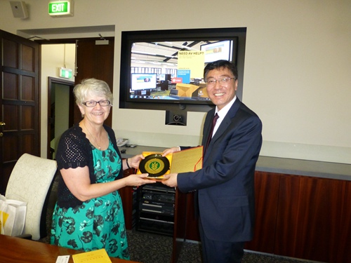 ������У����Ϥ���ѧ��У��Trewhella�������ͼ���Ʒ